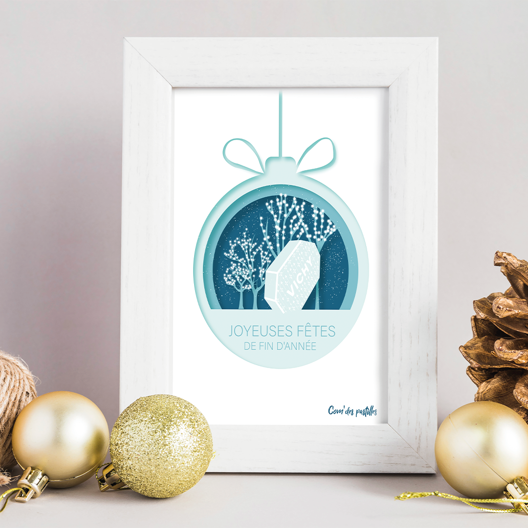 Création d'un design graphique d'une affiche pour fêter Noël à Vichy. Une affiche représentant une boule de Noël, découpée dans le papier, avec trois profondeurs différentes. À l'intérieur de la boule, on découvre la pastille géante exposée dans le parc de Vichy, et au fond, des arbres décorés par des lumières de Noël.