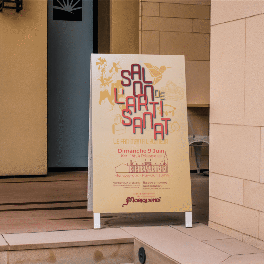 Affiche pour le Salon de l’Artisanat, avec les lettres qui flottent au centre de l'affiche, en rouge bordeaux, jaune et rose, le tout sur un fond jaune. Derrière le texte, des esquisses représentant les différents type d'artisans participants au salon, ainsi que la troupe qui anime la journée.