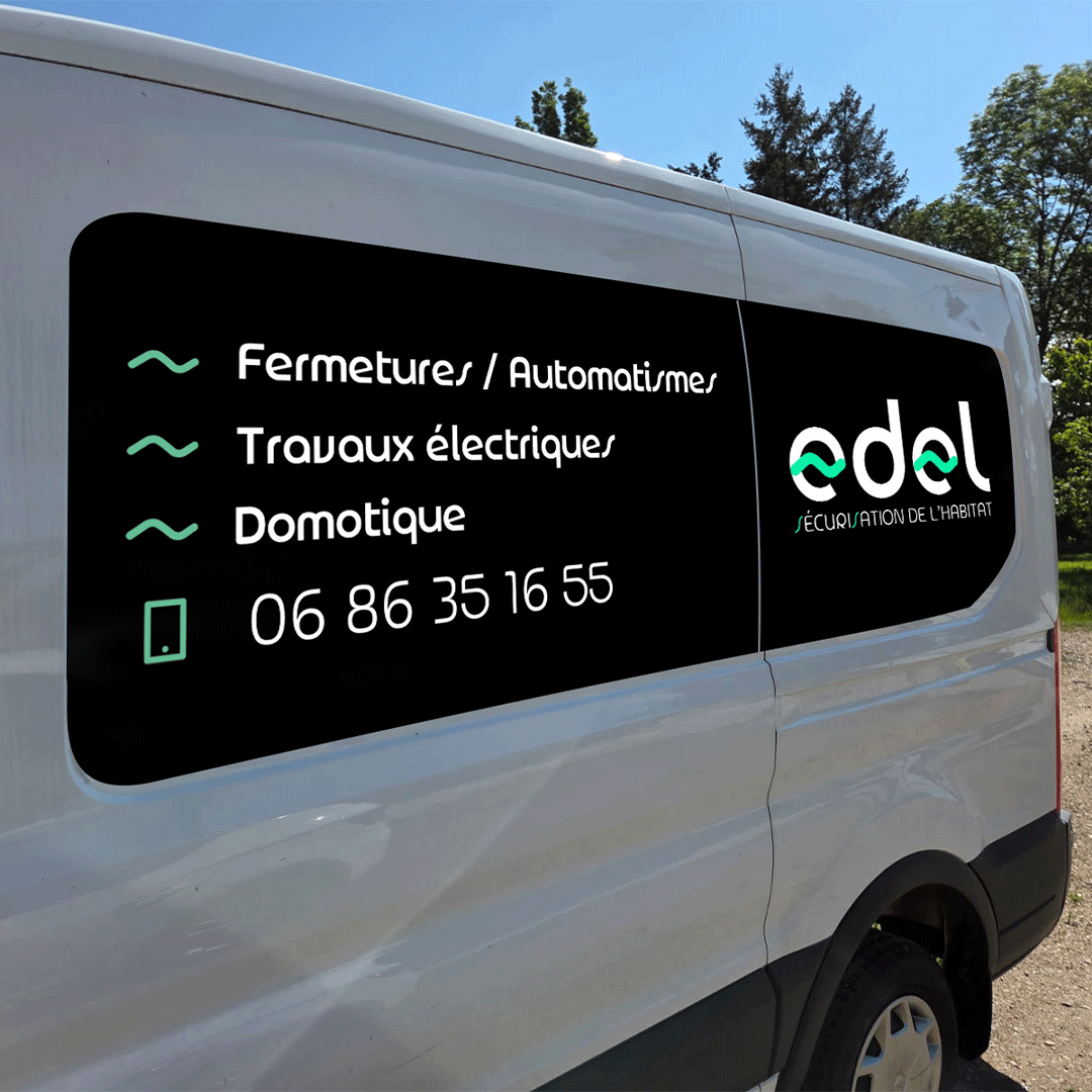 Habillage latérale du camion de la société Edel. On découvre les trois axes des services proposés : Fermetures / Automatismes, Travaux électriques, Domotique. Avec en dessous le numéro de téléphone. À droite le logo Edel Sécurisation de l’Habitat. Le tout sur fond noir.
