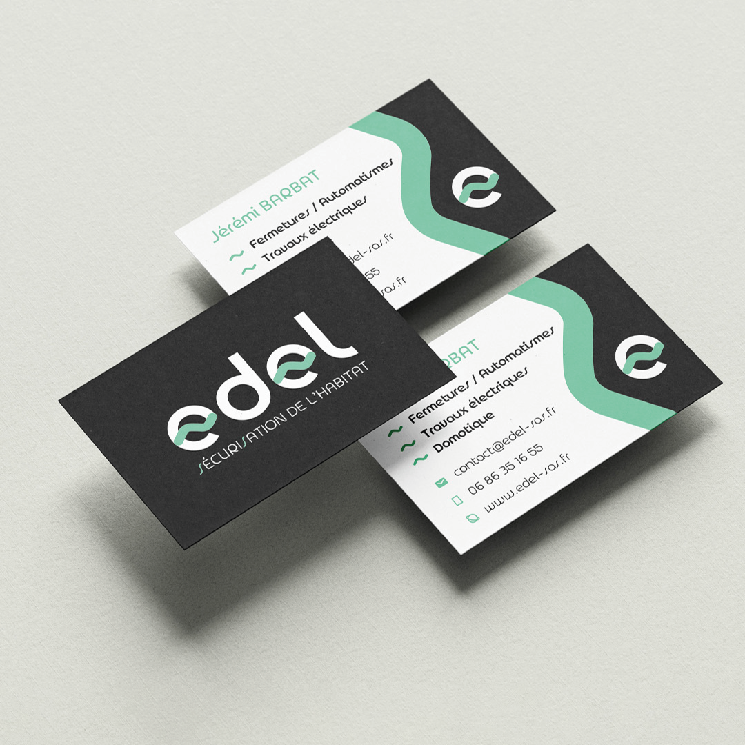Cartes de visite pour la société Edel. Pour le recto, le logo EDEL sur fond noir. Le verso est composé d’une partie blanche sur la gauche avec toutes les infos de la société, et une partie noir sur la droite, avec l’icône « En » de Edel. Les deux parties sont séparées par la vague verte que l’on retrouve sur le logo.