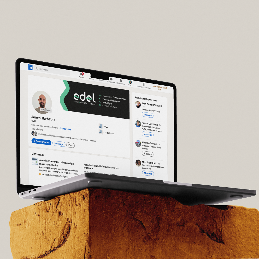 Un ordinateur portable montrant la page Linkedin de Jérémi Barbat, fondateur de la société EDEL. L’image met en évidence la bannière du réseau social. Elle est composé d’une partie blanche à gauche et noir à droite, séparé par une vague verte électrique, comme sur le logo de l’entreprise. Sur le fond noir, le nom de l’entreprise, avec ses trois axes de services qu’elle propose, et l’adresse du site internet www.edel-sas.fr.