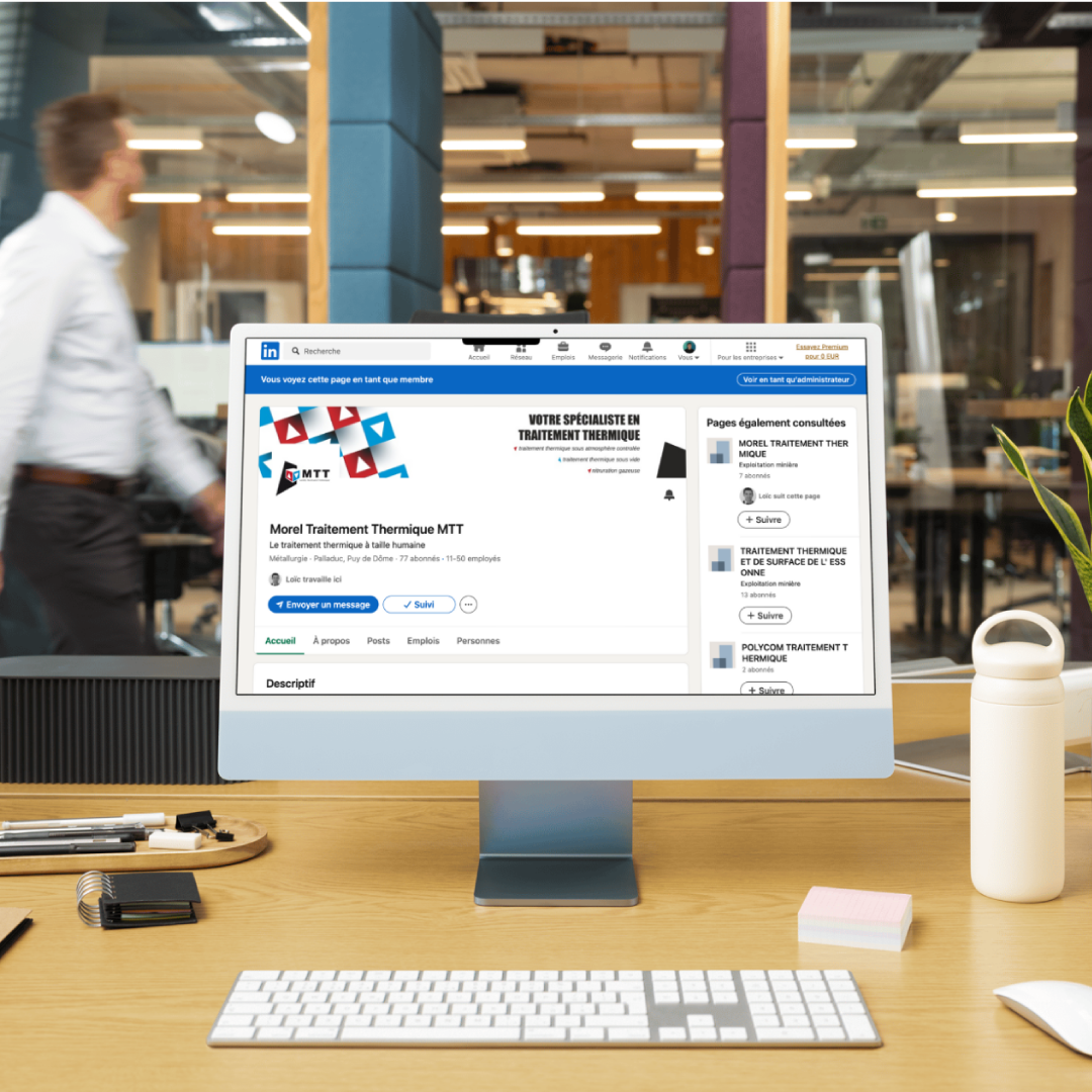 Un ordinateur présentant la page Linkedin de la société MTT. L’image met en avant la bannière de l’entreprise. Elle est composé de carré blanc et blanc, avec une flèche, rappelant le logo de l’entreprise. À droite, la phrase « Votre spécialisante en traitement thermique », avec les trois grands axes des services proposés par l’entreprise.