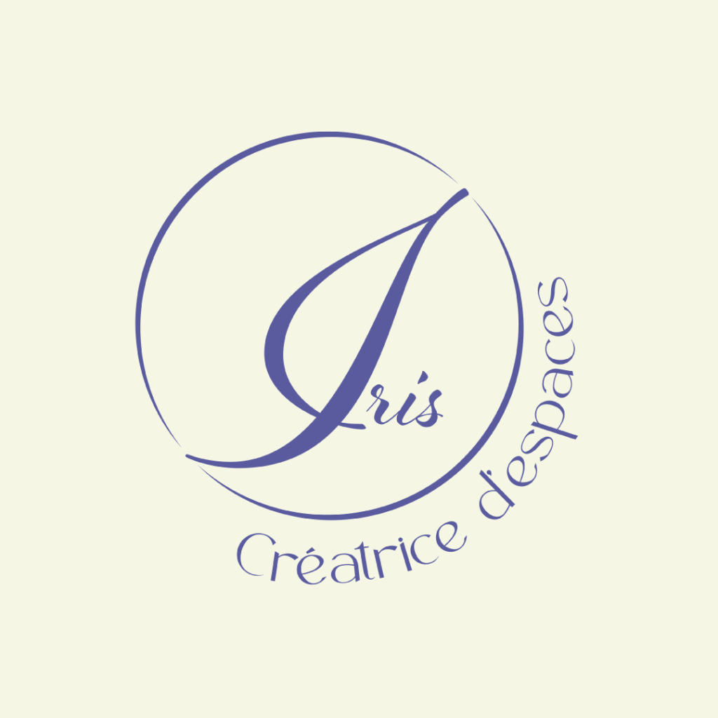 Logo pour Iris Créatrice d’Espaces. Un logo composé d’un « I » style calligraphique, entouré par un cercle, et accompagnés des l’être « ris » en plus petit. Le terme « Créatrice d’Espaces » entoure le cercle du logo violet sur fond beige.