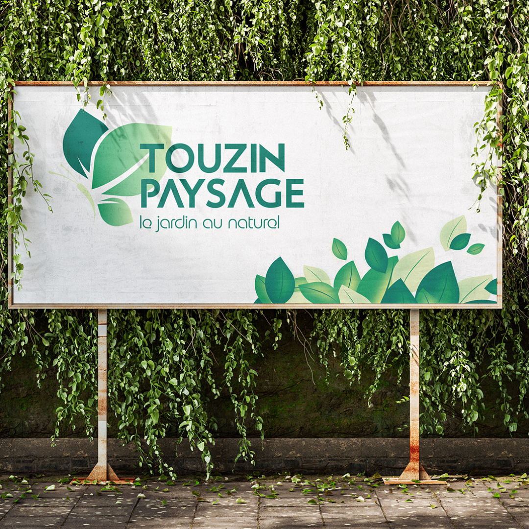 Logo pour un paysagiste. Il est composé d'un papillon sous forme de feuille avec un vert foncé, et un dégradé de vert plus clair. Sur la droite, légèrement à cheval sur le papillon, le nom Touzin Paysage en vert foncé, avec la base line "le jardin au naturel" avec un typographie très fine.