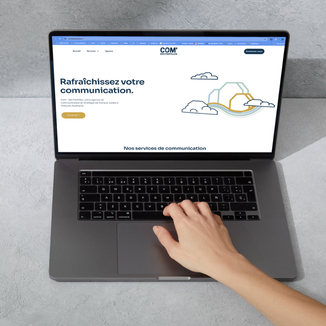 Design web pour l'agence de communication Com' des pastilles. Il s'agit de la page d'accueil de la maquette su site internet.