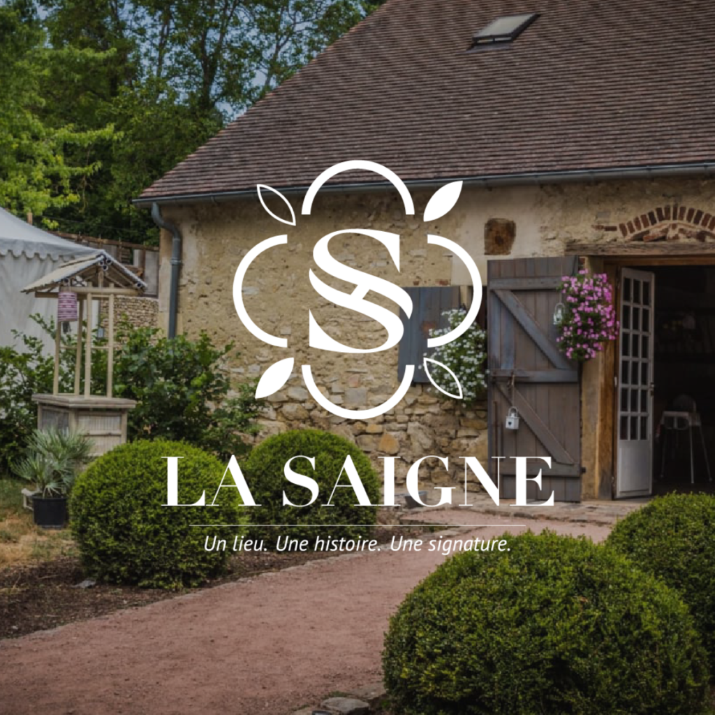 Logo pour le domaine de La Saigne. Le logo apparaît en blanc, avec en arrière plan une photo d'une des salles du domaine.