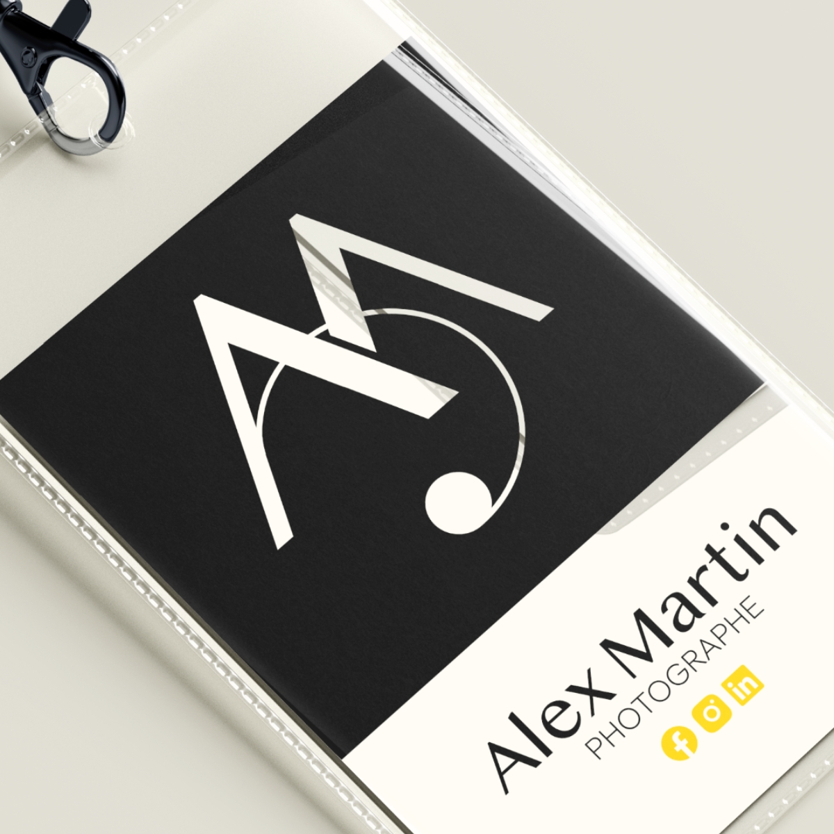 Mockup d'un badge pour un salon avec le logo iconographique du photographe Alex Martin.