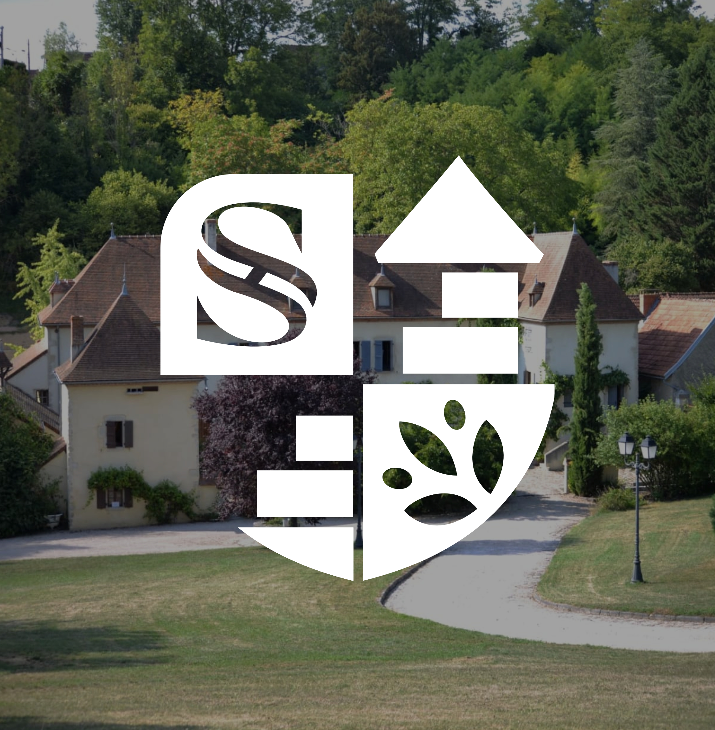 Création identité visuelle à Vichy : Logo style blason en blanc, sur une photo du domaine de la Saigne.