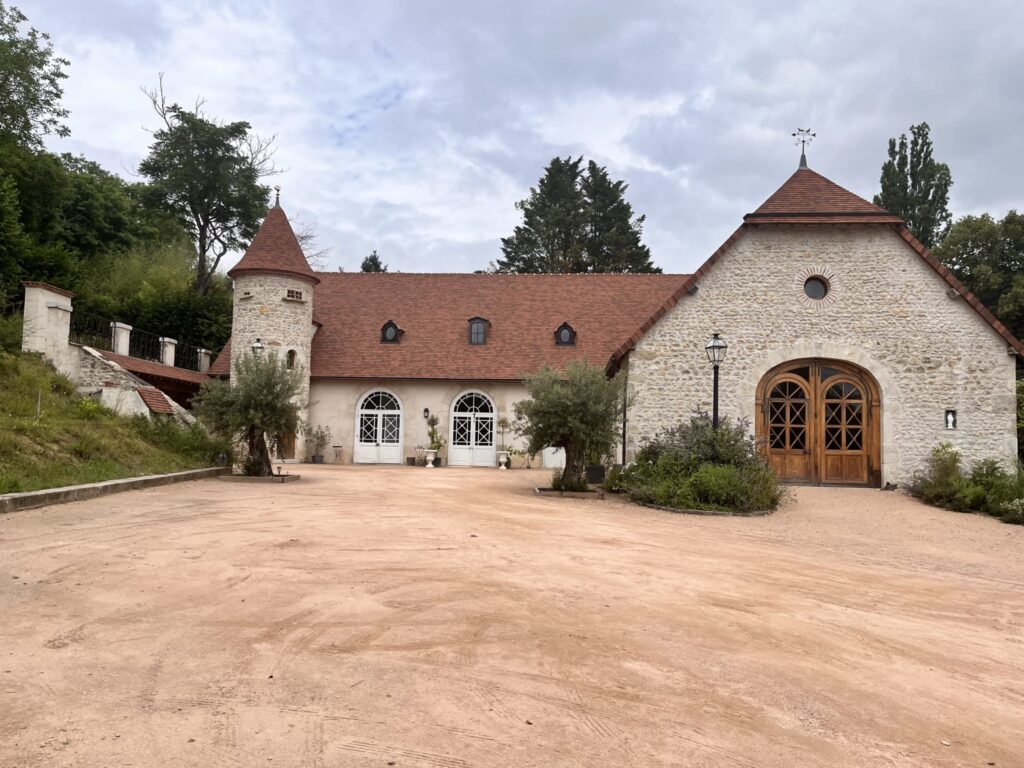 Création d'identité visuelle à Vichy : photo de la grande salle de réception du domaine de la Saigne.