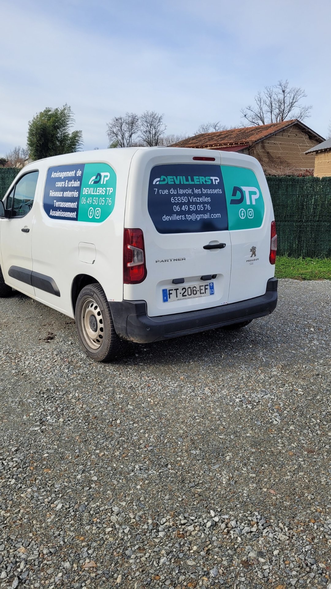 Utilitaire Devillers TP floquer sur chaque côtés, et à l'arrière.