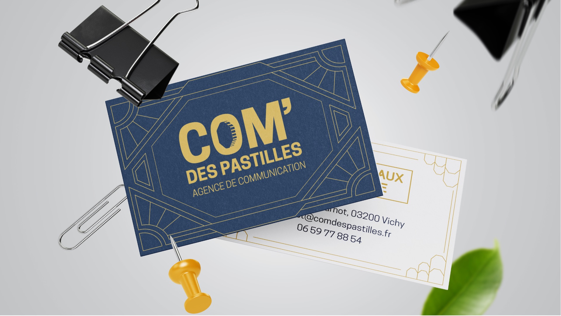 Logo et identité visuelle : carte de visite de l'agence de communication Com' des pastilles